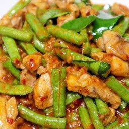 ผัดพริกแกงไก่