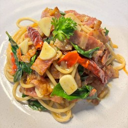 [อร่อยซ่ากับโค้ก] สปาเกตตี้เบคอนพริกแห้ง +  โค้ก ออริจินัล (ขวด) 