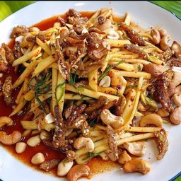 ยำมะม่วงปลากรอบ