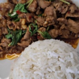 ผัดกะเพราหมูชิ้น