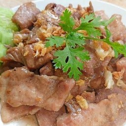 ข้าวหมูกระเทียมพริกไทย