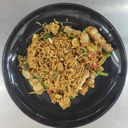 ผัดมาม่าหมูกรอบ