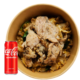 [อร่อยซ่ากับโค้ก] เส้นใหญ่ผัดซีอิ๊วหมูคั่วกระทะ +  โค้ก ออริจินัล (กระป๋อง)