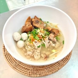 ก๋วยเตี๋ยวซี่โครงหมูตุ๋นน้ำใส