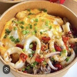 ข้าวไข่ข้นกระเพราปลามึก