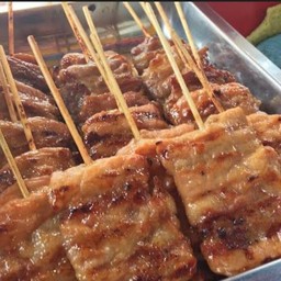 หมูปิ้งไม้ใหญ่ 4 ไม้ ข้าวเหนียว 2 ห่อ