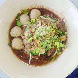 เส้นหมี่น้ำตกลูกชิ้นเนื้อเปื่อย