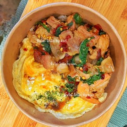 ข้าวราดไข่ข้น + กระเพราผัดพริกแห้งสามชั้นสไลด์