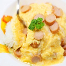 ข้าวไข่ข้นไส้กรอก