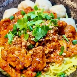 ก๋วยเตี๋ยวหมูแห้งยำ น้ำข้น