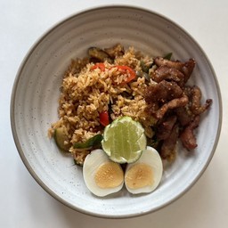 ข้าวผัดพริกแกงแพนงหมูแดดเดียว+น้ำซุป