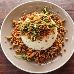 ข้าวราดกะเพราโบราณ  (เกี๊ยวจีน-โต๊ะกลม)