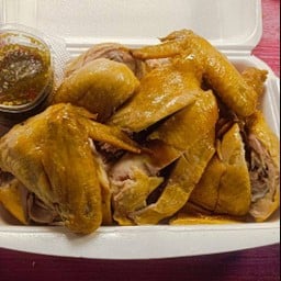 ไก่เนื้อต้มน้ำปลาไซส์ใหญ่ 1 ตัวสับชิ้น+น้ำจิ้มซีฟู้ด กล่องละ