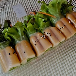 สลัดโรลไส้กรอก+โรลสด