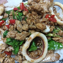 ข้าวกระเพราหมูสับปลาหมึก