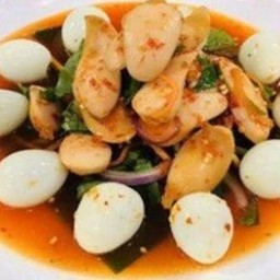 ยำไส้กรอกหนังกรอบไข่นกกระทา