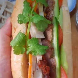 ขนมปังญวน สลัด หมูยอ หมูสับ และกุนเชียง