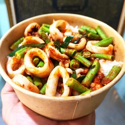 ข้าวปลาหมึกผัดพริกแกง