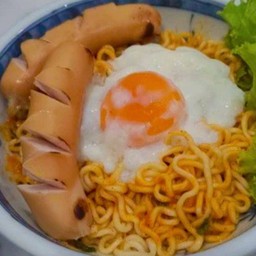 ผัดมาม่าหมูสับ + ไส้กรอกหนังกรอบ+ไข่ดาว