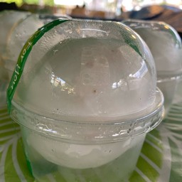 มะพร้าวน้ำหอมถอดเสื้อ (ไม่มีเปลือก ใส่ถ้วย)