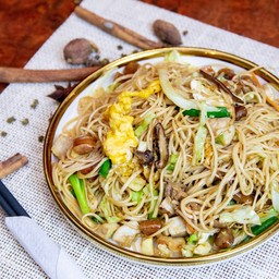 ผัดหมี่ซั่วฮ่องกงเห็ดหอม (เกี๊ยวจีบ-โต๊ะกลม)