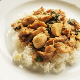 ข้าวกะเพราหมูชิ้น + ลูกชิ้น