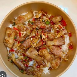 ข้าวสามชั้นครั่วพริกเกลือ