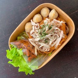 หมี่ไก่ฉีก - รสโครตแซ่บ (พร้อมน้ำพริกกากหมู)