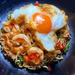 มาม่าผัดกระเพรากุ้ง + ไข่ดาว