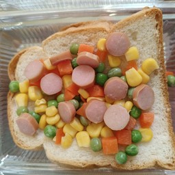 ปังพิซซ่า ผักรวม ไส้กรอก