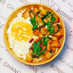 กระเพราหมูกรอบ