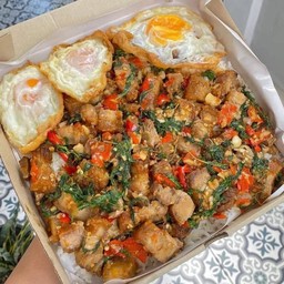 กะเพราถาดหมูกรอบ+ไข่ดาว3ใบ