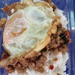 ข้าวกระเพราหมูสับไข่ดาว