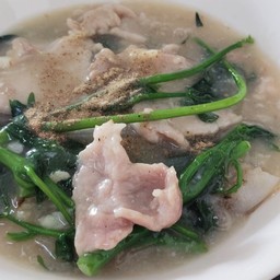 ราดหน้าเส้นใหญ่หมูนุ่ม
