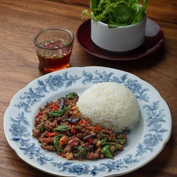 ข้าวกะเพราเนื้อสับคั่วพริกแห้ง  (เกี๊ยวจีน-โต๊ะกลม)