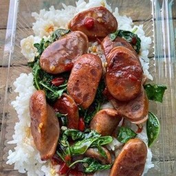 กระเพรากุนเชียงราดข้าว