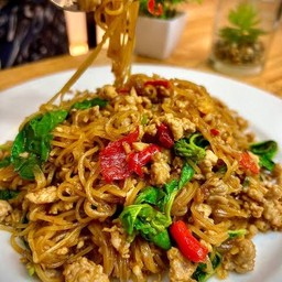 เส้นเล็กผัดกระเพราหมู