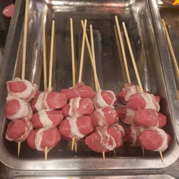 สามชั้นพันไส้กรอกแดง