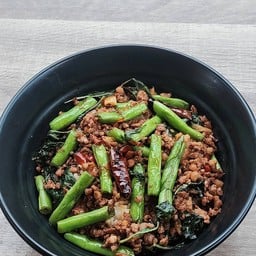 ข้่าวราดผัดถั่วแขกหมูสับใบโหระพา (เกี๊ยวจีน-โต๊ะกลม)