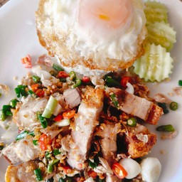หมูกรอบคั่วพริกเกลือไข่ดาว