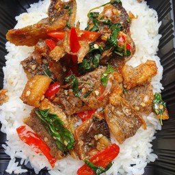 กระเพราปลาสลิดแกะราดข้าว