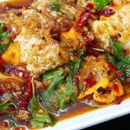 ข้าวกระเพราไข่ดาว (มังสวิรัติ)