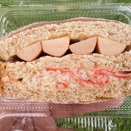 แซนวิซปูอัดน้ำสลัดไส้กรอกไก่