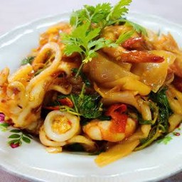 เส้นใหญ่ผัดกระเพราทะเล