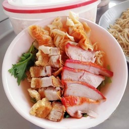 บะหมี่เกี๊ยวหมูแดง+หมูกรอบ