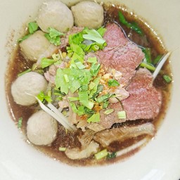 เส้นเล็กน้ำตกลูกชิ้นเนื้อเปื่อยเนื้อสด