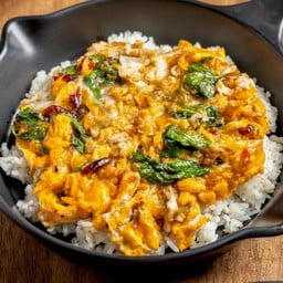 ข้าวกะเพราผัดไข่ [Signature]