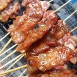 หมูปิ้งไม้เล็ก 4 ไม้ ข้าวเหนียว 2 ห่อ