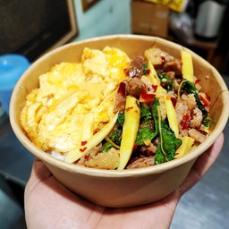 ข้าวผัดกระเพราเนื้อหน่อไม้ไข่ข้น