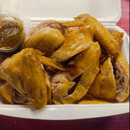 ไก่เนื้อต้มน้ำปลาไซส์กลาง 1 ตัวสับชิ้น+น้ำจิ้มซีฟู้ด กล่องละ